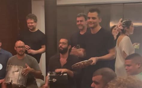 Wagner Moura Shocking Performance: Samba Beats Meet Shakespearean Drama on Amsterdam Stage!